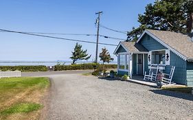 Juan De Fuca Waterfront Hotel & Cottages